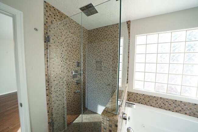 Building Photo - Showings Available NOW