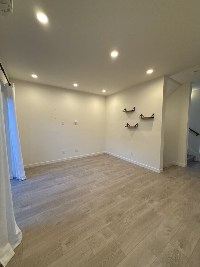 Building Photo - Modern 2-Bed, 2-Bath Townhome near Madison Valley – Exceptional Light, Design & Location