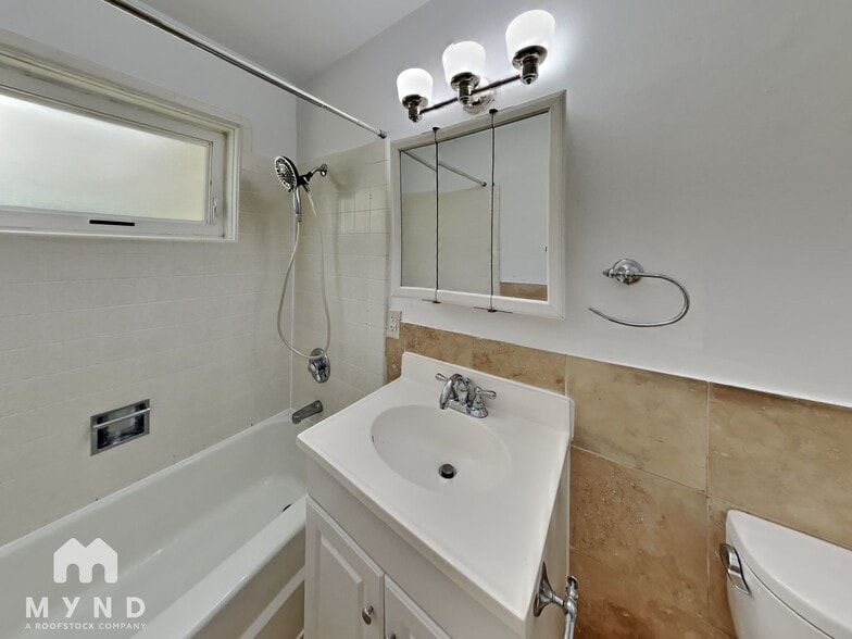 Building Photo - 904 Ferndale Cir NE