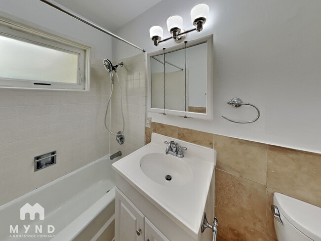 Building Photo - 904 Ferndale Cir NE