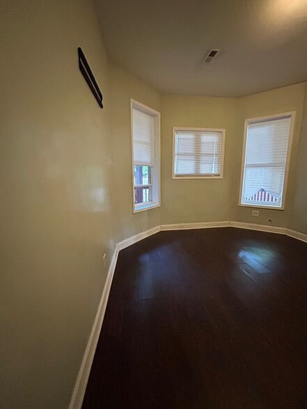 Building Photo - 1529 S Homan Ave