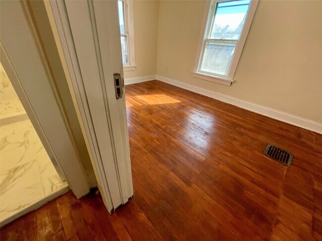 Building Photo - 417 Adams Ave