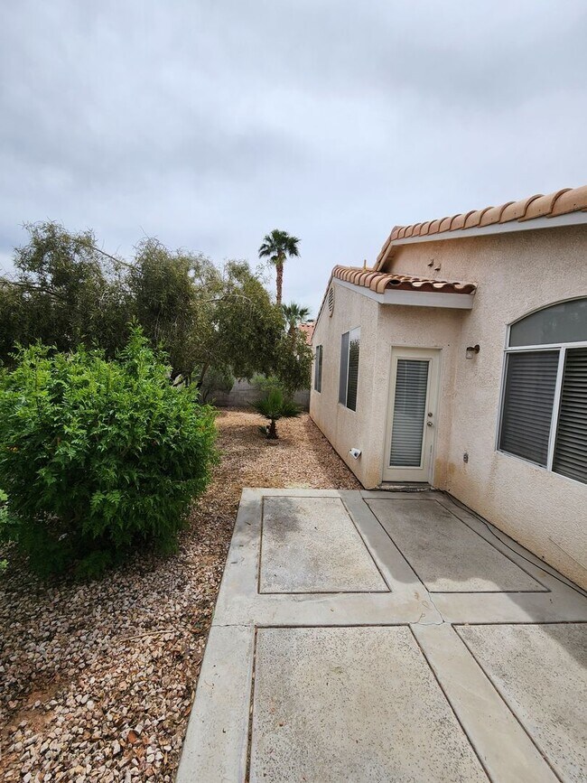 Building Photo - Silverado Ranch Single Story | 2 Bed | 2 Bath | 2-Car Garage