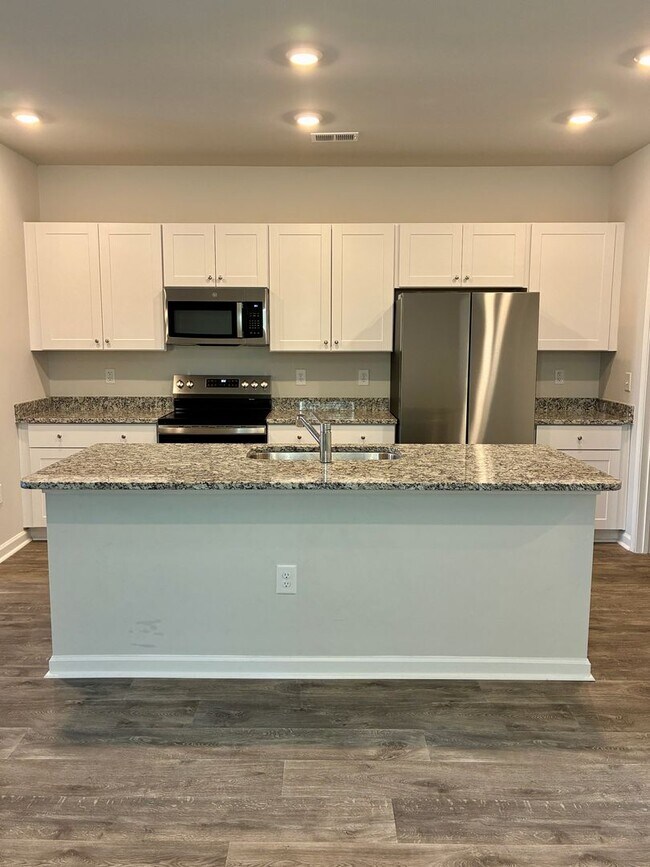 Building Photo - 5 Bedroom 2.5 Bathroom Home in Sunfish Cove in Sunset Beach, NC