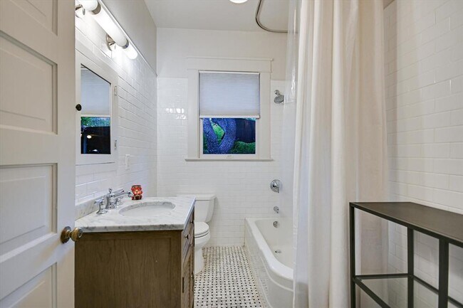 Building Photo - 1402 Windsor Rd