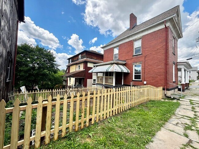 Building Photo - 3 bedroom/ 1.5 Bath Home for rent MAnor, PA 15665