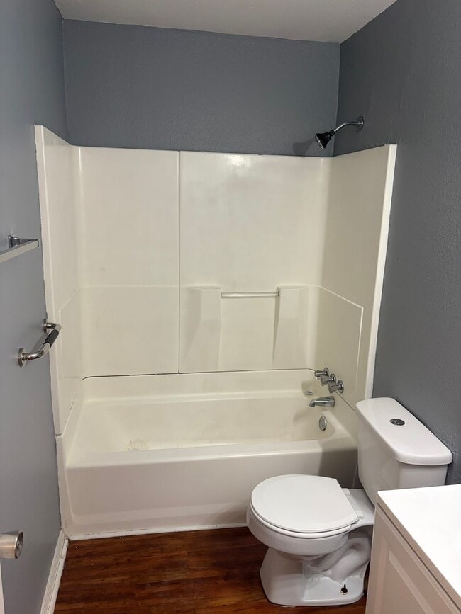 Building Photo - 3 bedroom and 1 bathroom house- $1000 move-in special