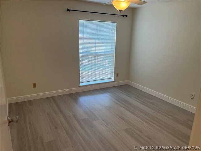 Building Photo - 875 Riverside Dr