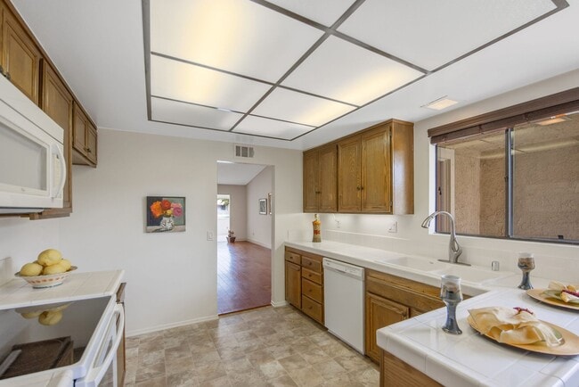 Building Photo - 2 bedroom and 2 bathroom |Leisure Village ...