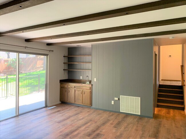 Building Photo - Four Bedroom in Crown Village