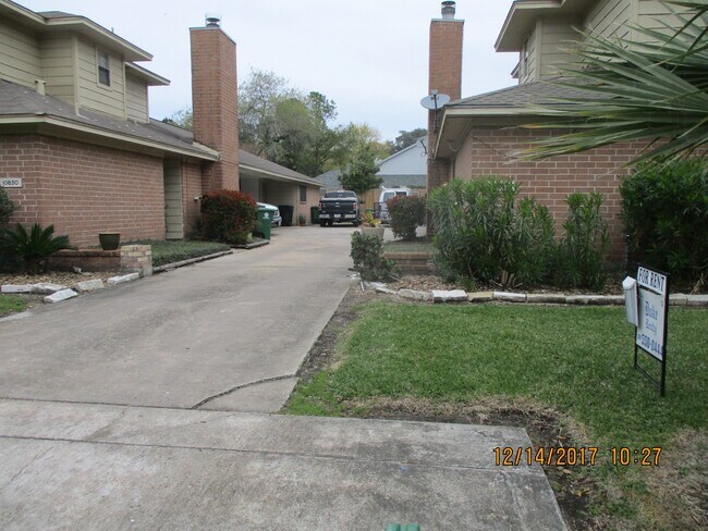 Building Photo - 10826 Sugar Hill Dr