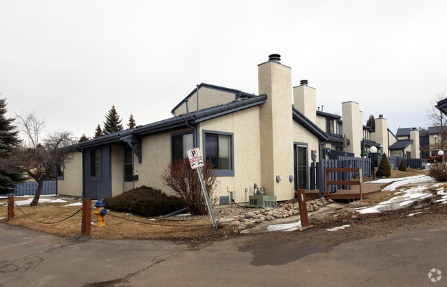 Building Photo - Castlepoint Townhomes