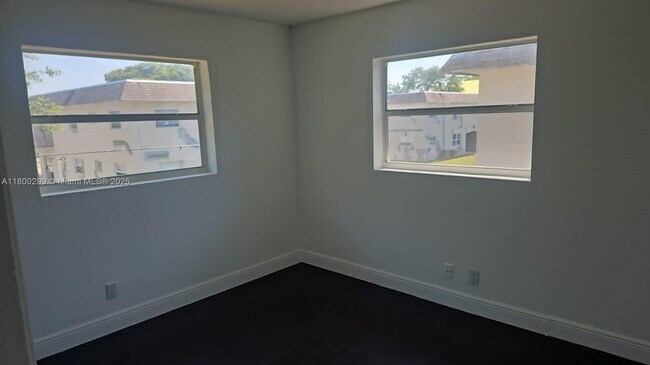 Building Photo - 5300 NW 18th Ct
