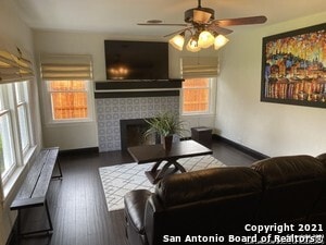 Building Photo - 2102 W Mistletoe Ave
