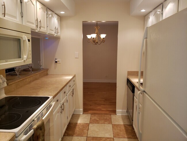 Building Photo - 120 Lakeview Dr