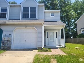 Building Photo - Wellington Woods II - 3BR/2.5BA End-Unit T...