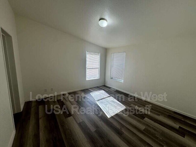 Building Photo - 405 W Phoenix Ave