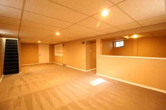 Building Photo - February FREE On This 3 Bedroom 2.5 Bath Home In Overland Park