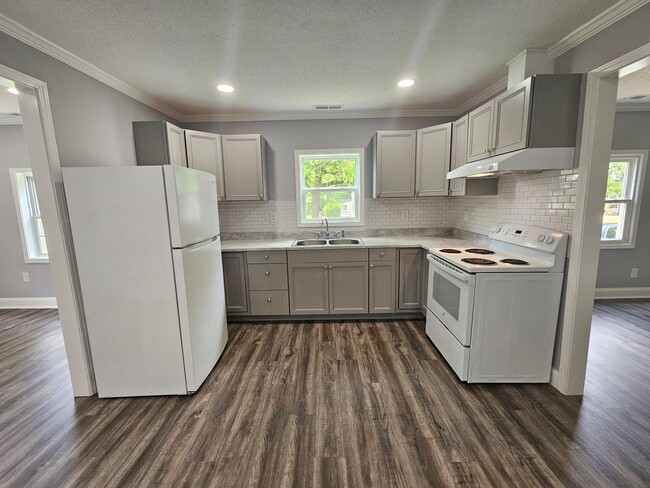 Building Photo - NEW LISTING!!!!!