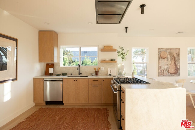 Building Photo - 1020 Manzanita St