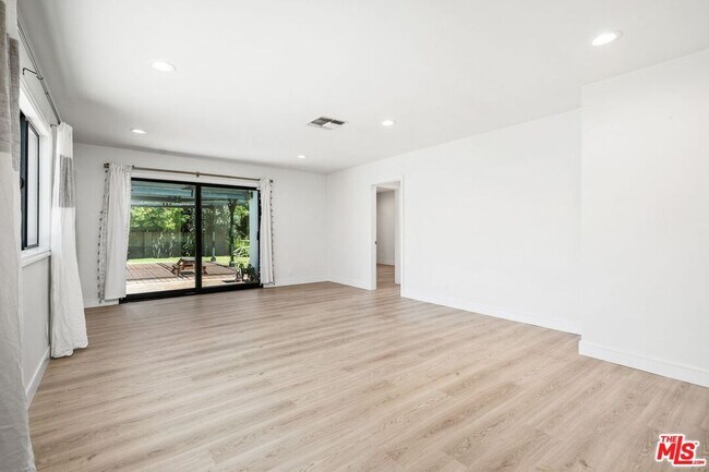 Building Photo - 14357 Collins St
