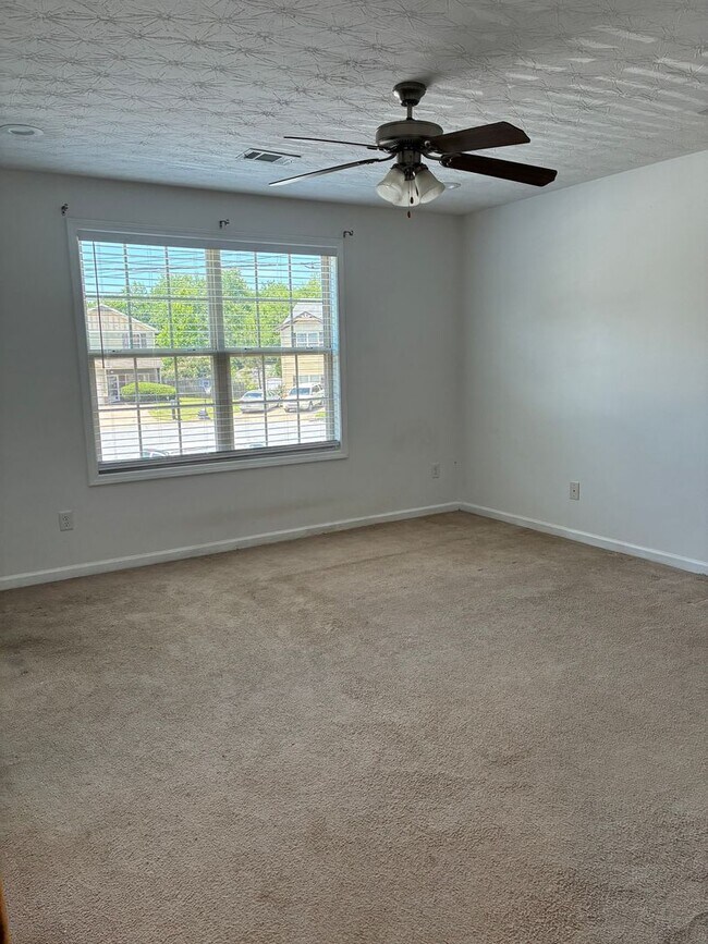 Building Photo - 20 Mill pond Ct