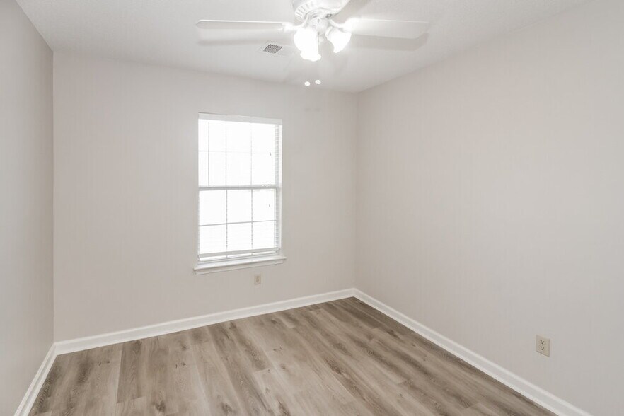 Building Photo - 6987 Country Walk Dr