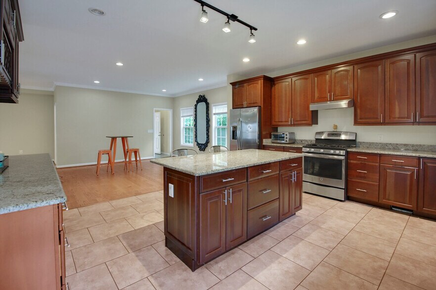 Building Photo - 6112 Wooten Dr