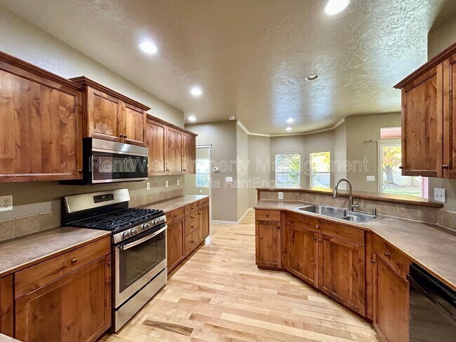 Building Photo - 2253 W los Flores Dr