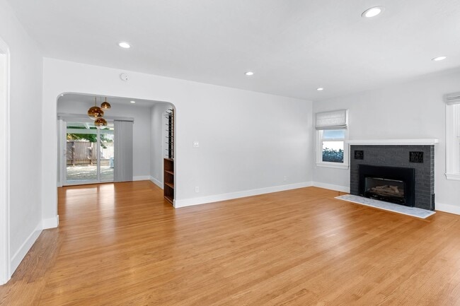 Building Photo - Charming Updated 2 bed, 2 bath Home near D...