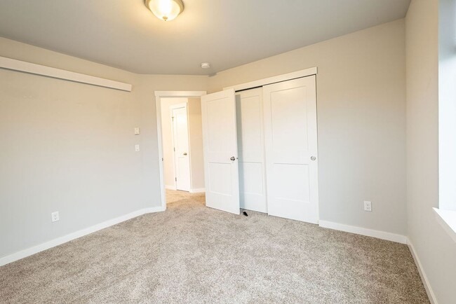 Building Photo - 3 bed 2.5 bath townhouse with garage.