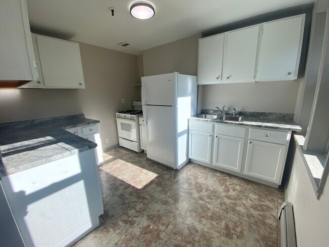 Building Photo - Ten-0-Nine