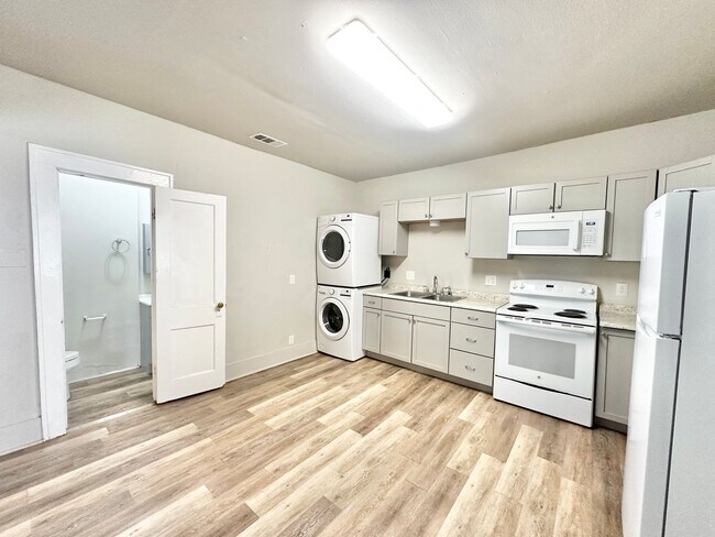 Building Photo - 2613 N Elm St