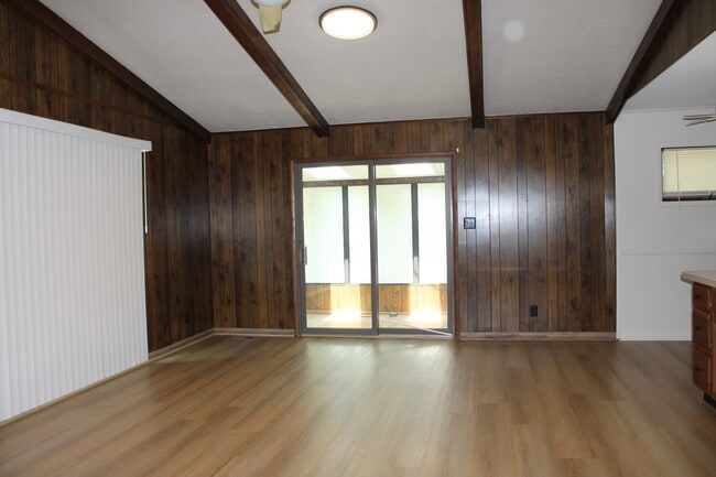 Building Photo - 113 Lake Dr