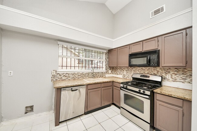 Building Photo - 527 Oakdale Dr