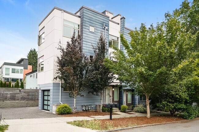 Building Photo - Comfort and Character Meet in This Seattle Retreat