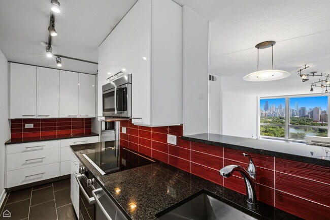 Building Photo - 330 W Diversey Pkwy
