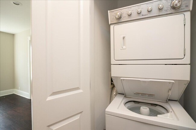 Building Photo - Newly Renovated 3/2 Feet From Atlanta Belt...