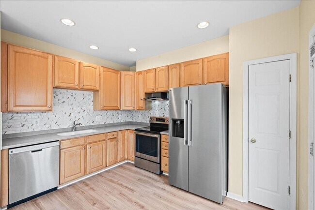 Building Photo - Modern Comfort Meets Convenience, Close to...