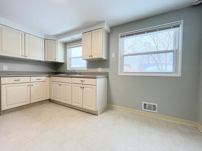 Building Photo - 424 Springville Ave