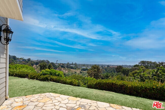 Building Photo - 1036 El Medio Ave