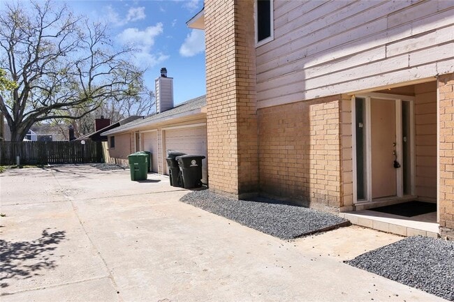 Building Photo - 10839 Sugar Hill Dr