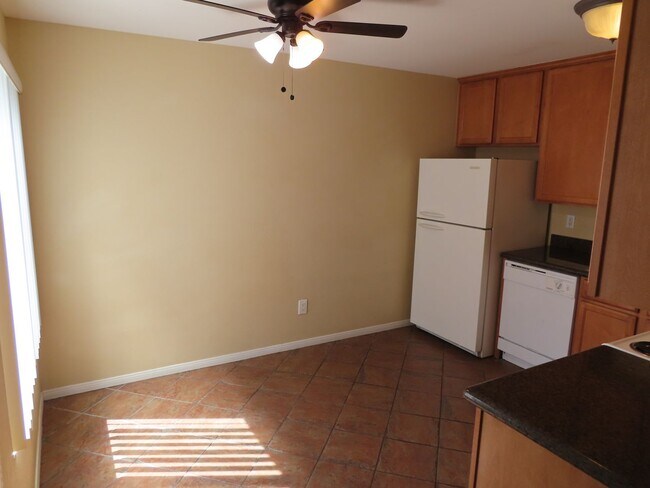 Building Photo - Two Bedroom townhome in the Oak Park / Lem...