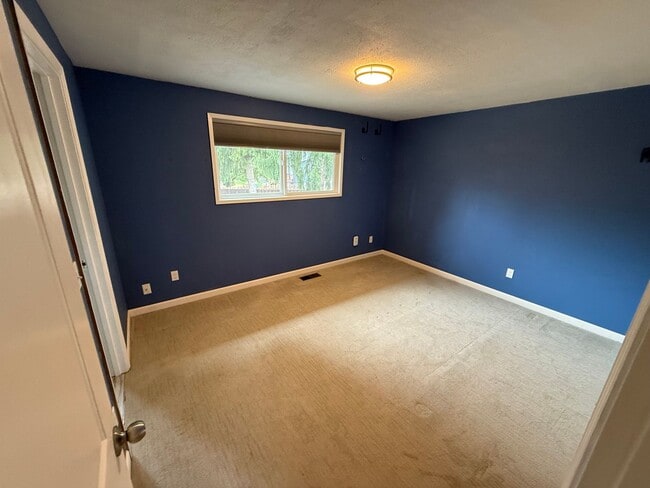 Building Photo - Tastefully Updated Kingsgate home!