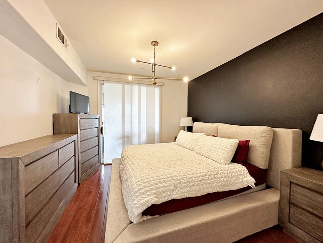 Building Photo - FULLY FURNISHED 1 BEDROOM CONDO IN GATED C...