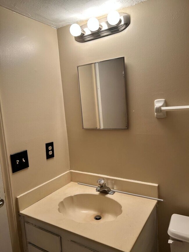 Building Photo - Available Now! Spacious 2 Bedroom Apartment!!