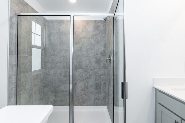 Building Photo - Three Bedroom End Unit Townhome!