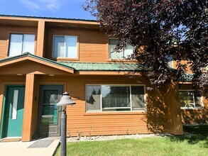 Building Photo - For Rent: Cozy 2 Bed / 2 Bath Furnished Ho...