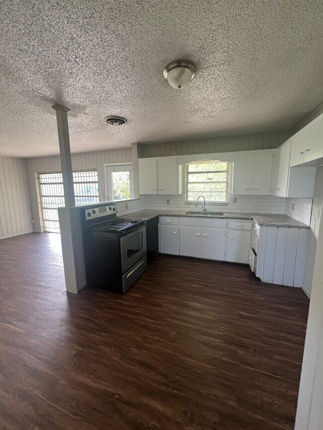 Building Photo - 5632 Mac Arthur Dr