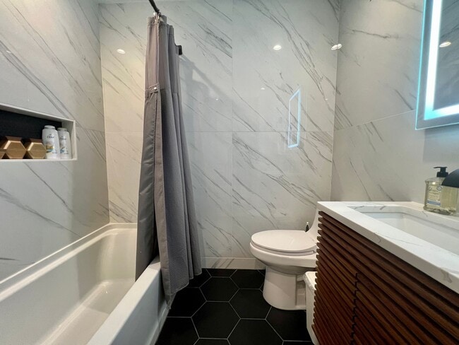 Building Photo - Gorgeous 3-Bedroom Townhome in the Heart of Northern Liberties! Available July 1st!